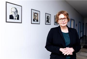  Innenministerin von Niedersachsen, steht in einem Flur im Innenministerium. 