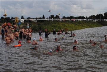 Bei 21 Grad Außentemperatur, heiter bis wolkigem Himmel und schwachem Westwind erfolgte am Sandstedter Fähranleger der Start zum achten Allmers-Schwimmen