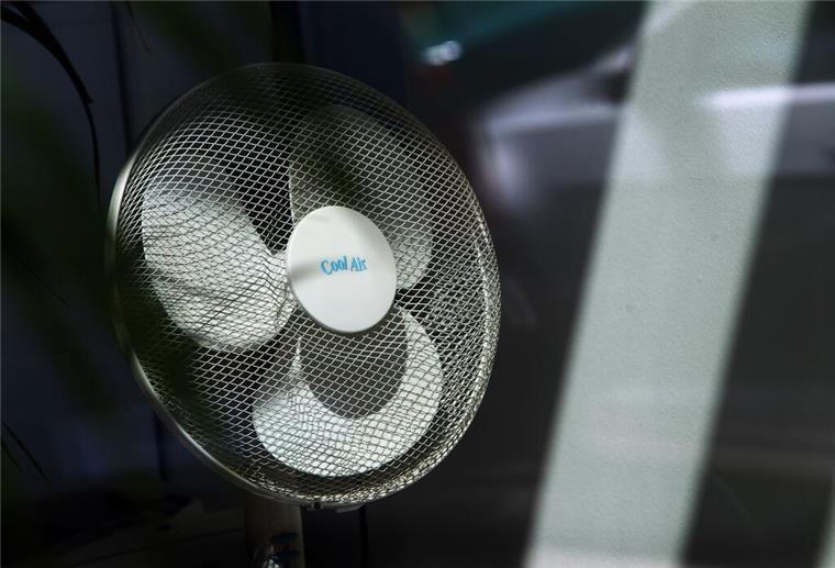 Hitzefrei im Büro? Das gilt bei über 30 Grad am Arbeitsplatz Bei 30 Grad im Büro ist konzentriertes Arbeiten schwer.