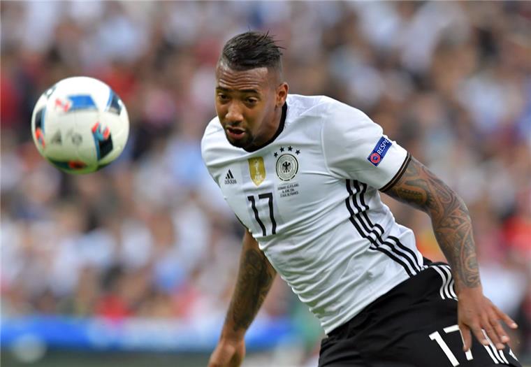 Große Zuversicht bei der Nationalelf Bei Abwehrchef Jérome Boateng und seinen Kollegen ist die Zuversicht groß, dass Deutschland gegen Nordirland gewinnt und ins EM-Achtelfinale einzieht. Foto Kneffel/dpa
