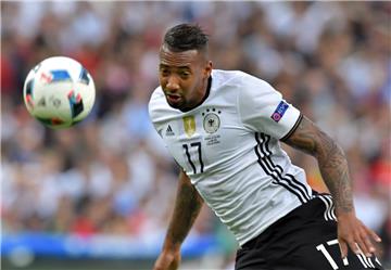 Bei Abwehrchef Jérome Boateng und seinen Kollegen ist die Zuversicht groß, dass Deutschland gegen Nordirland gewinnt und ins EM-Achtelfinale einzieht.  Foto Kneffel/dpa