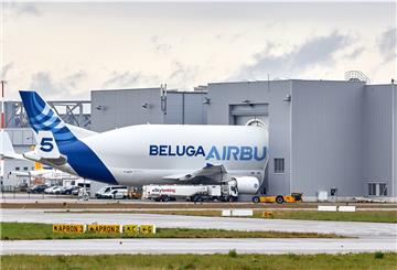 Ein Airbus Beluga Frachtflugzeug steht an einer Abfertigungshalle auf dem Gelände von Airbus in Finkenwerder. 