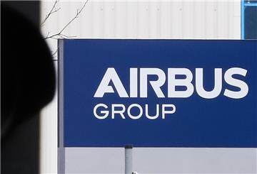 Ein blaues Schild mit weißer Schrift auf dem Airbus steht.