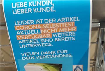 Bei Aldi war es offenbar keine Überraschung, dass die Tests schnell ausverkauft waren - das passende Hinweis-Schild wurde schon mitgeliefert.