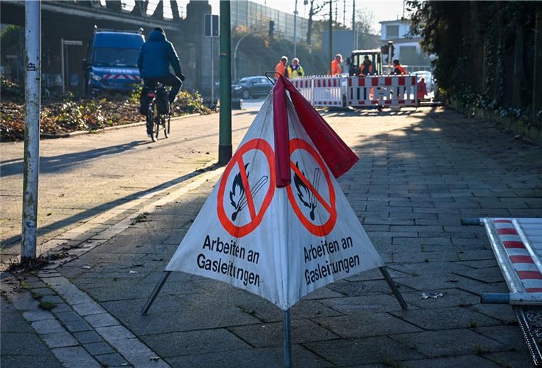Bei Bauarbeiten wurde eine Gasleitung beschädigt, woraufhin die Kreuzung Cherbourger Straße/Langener Landstraße gesperrt wurde.