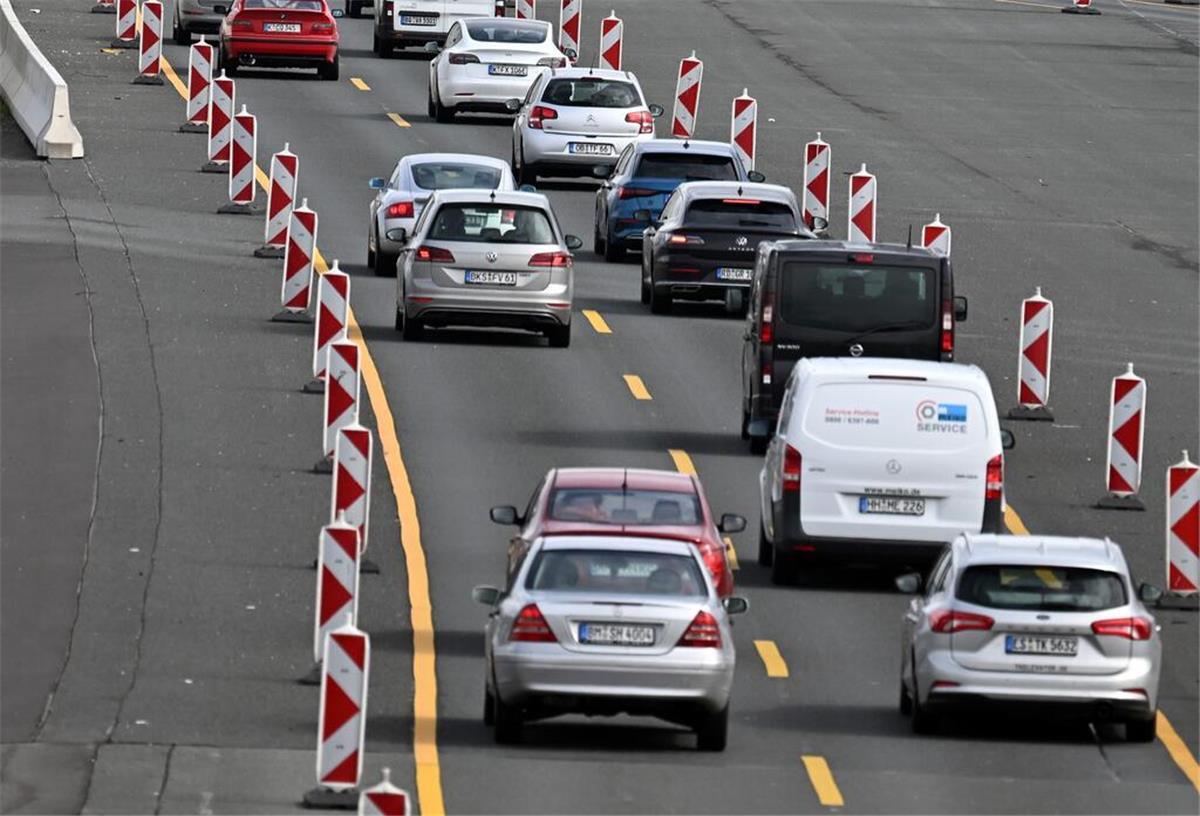 Baustellen auf der Autobahn: TÜV gibt Tipps zur sicheren Fahrt Autos in einer Autobahn-Baustelle
