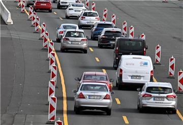 Autos in einer Autobahn-Baustelle