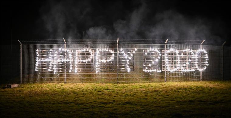 "Happy 2020" leuchtet mithilfe von Pyrotechnik in Bremerhaven-Weddewarden.