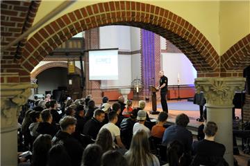 Bei Crash-Kurs-Küste machen Polizei (Foto Jörn Müller), Rettungsdienste, Notfallseelsorger, Feuerwehr, Schulamt und andere Beteiligte in der Pauluskirche gemeinsame Verkehrsprävention. Foto Scheschonka