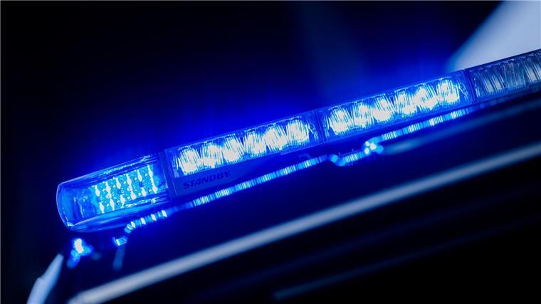 67-Jähriger prallt mit Auto gegen Baum und stirbt Bei Cuxhaven ist ein Autofahrer tödlich verunglückt. (Symbolbild)