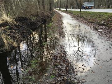Bei Dauerregen steht der Radweg zwischen Schiffdorf und Sellstedt seit Jahren immer mal wieder unter Wasser.
