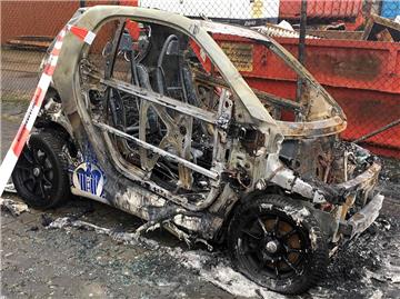 Bei dem Autobrand ist ein Smart der Deutschen Polizeigewerkschaft völlig zerstört worden. Verletzt wurde niemand.