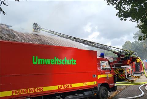 Bei dem Brand des Stallgebäudes in Elmlohe sind mehrere Feuerwehren im Einsatz gewesen.