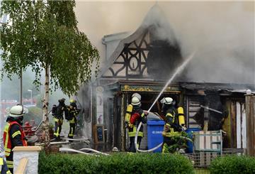 Bei dem Feuer ist das Haus in Cuxhaven fast vollständig zerstört worden. Die Löscharbeiten dauern bis in die Abendstunden an. 