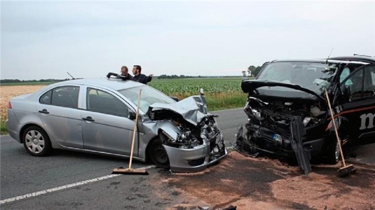 Schwangere Beifahrerin verliert Kind bei Horror-Crash im Emsland Bei dem fürchterlichen Unfall im Kreis Emsland wurden vier Personen schwer verletzt.