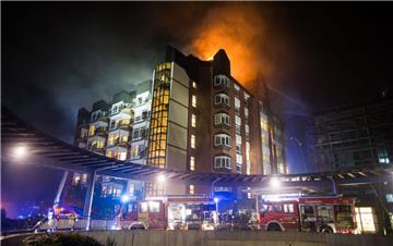 Bei dem Großbrand in dem Krankenhaus sind nach Angaben der Feuerwehr zwei Menschen ums Leben gekommen. 