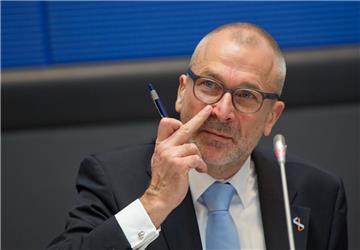 Bei dem innenpolitischen Sprecher von Bündnis 90/Die Grünen, Volker Beck, soll laut Bild-Zeitung Crystal Meth gefunden worden sein. Er ist von seinen Ämtern zurückgetreten. 