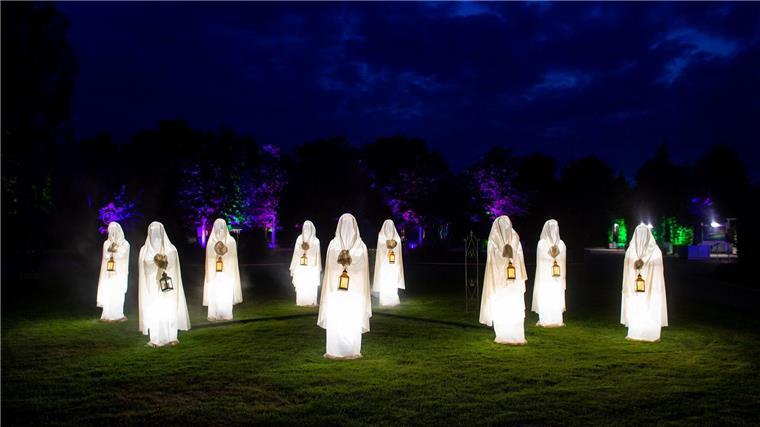 Park der Gärten lockt mit „Lichtzauber“ an Spätsommerabenden Bei dem „Lichtzauber im Park“ erhellen tausende LED-Lichter den Park der Gärten - unter anderem gibt es 30 leuchtende Skulpturen, die entlang der Wege im verteilt seien.