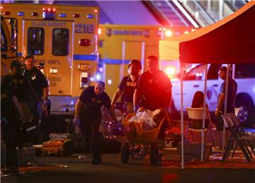 Bei dem Massaker in Las Vegas sind im Oktober 2017 weit mehr Menschen verletzt worden als bisher öffentlich bekannt.  Auf dem Foto wird eine verwundete Person von Polizisten transportiert. 