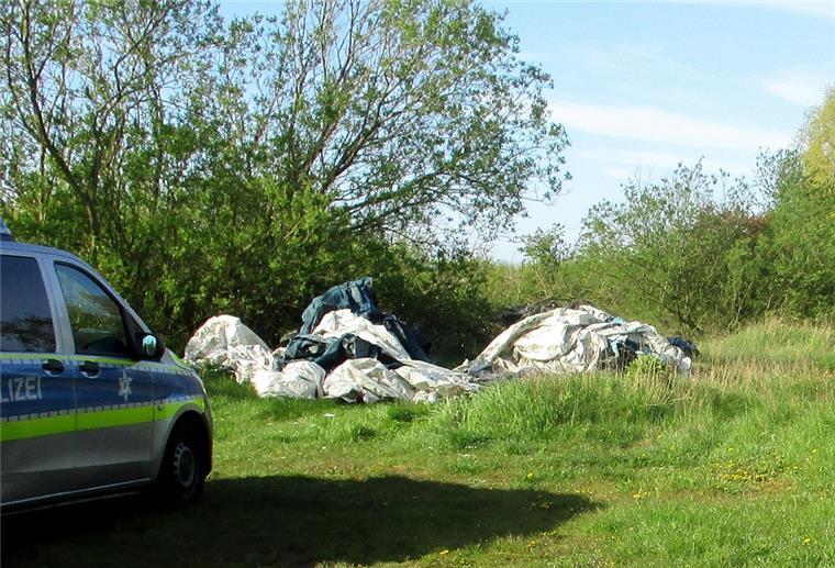 Fischereihafen: Müll illegal auf Wiese entsorgt Bei dem Müll handelte sich um diverse Planen und alte Fahrzeugreifen.