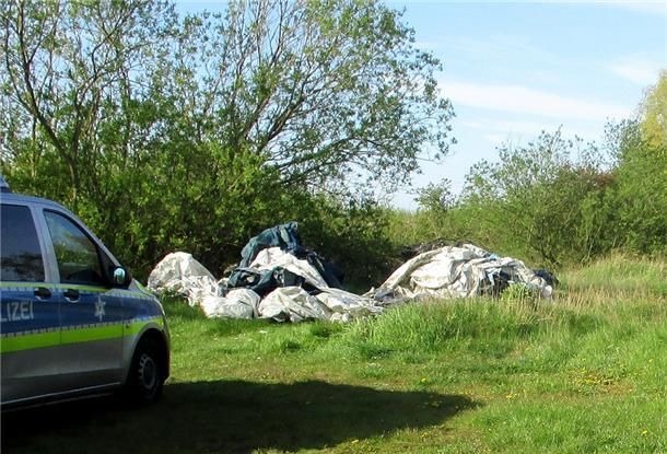 Bei dem Müll handelte sich um diverse Planen und alte Fahrzeugreifen.