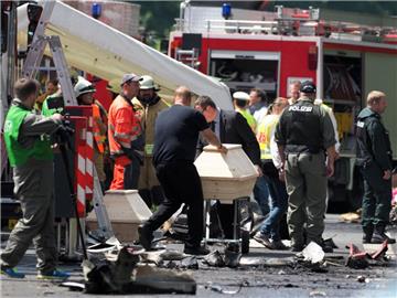Bei dem schweren Busunfall auf der Autobahn 9 in Oberfranken sind nach Erkenntnissen der Polizei vermutlich 18 Menschen ums Leben gekommen. 