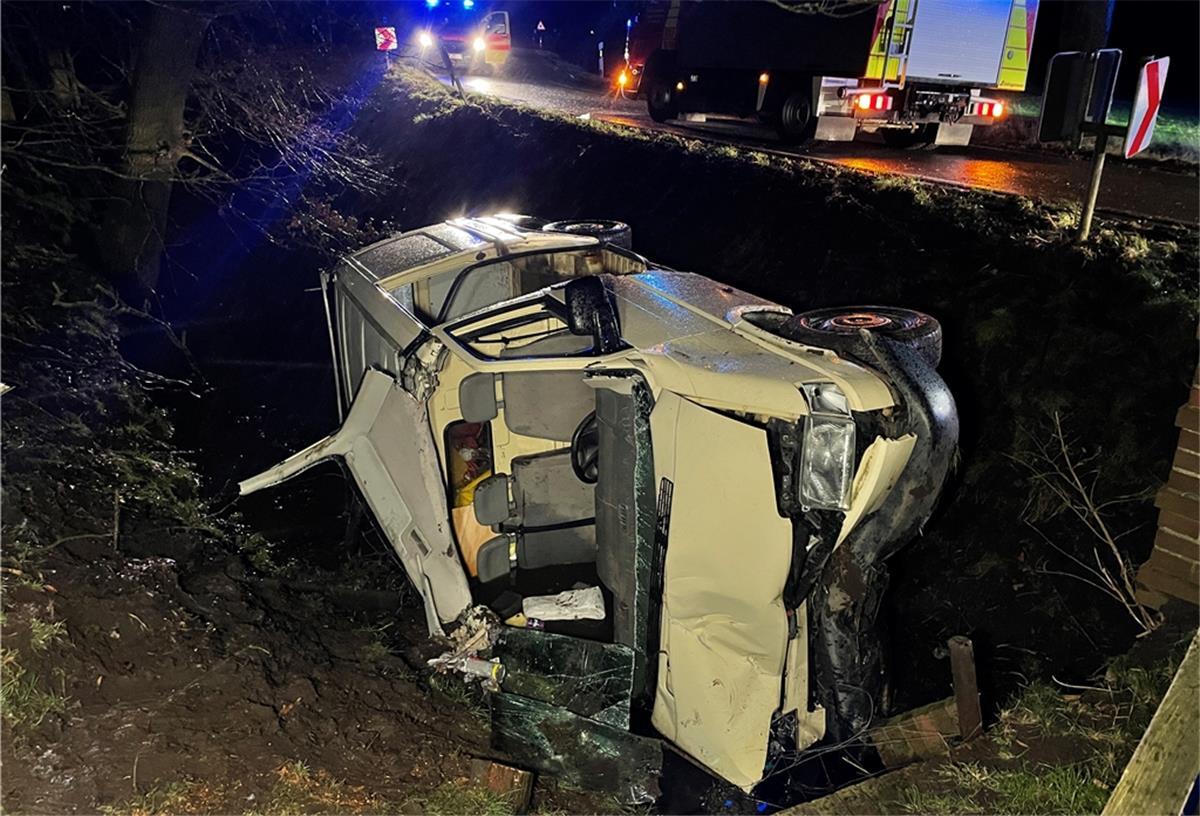 Bei dem schweren Unfall an der Rathausstraße in Oldenbrok wurde der Fahrer lebensgefährlich verletzt.