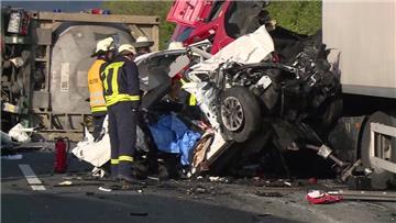 Bei dem schweren Unfall auf der A2 sind zwei Personen ums Leben gekommen.