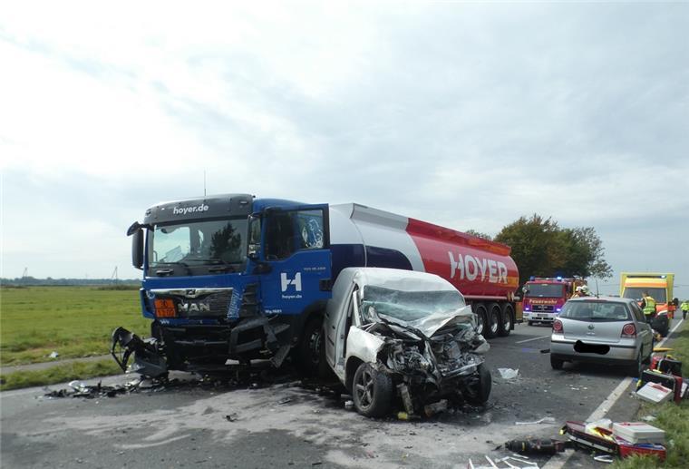 Bei dem schweren Verkehrsunfall auf der B437 krachte ein Caddy in einen Tanklastwagen.
