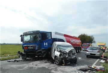 Bei dem schweren Verkehrsunfall auf der B437 krachte ein Caddy in einen Tanklastwagen.