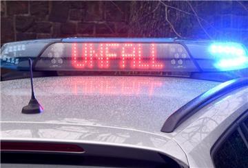 Die Leuchtschrift „Unfall“ auf dem Dach eines Polizeiwagens.