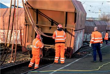 Bei dem Unfall am Dienstag waren neun leere Waggons für Schüttgut im Bahnhof Bremen-Neustadt aus den Schienen gesprungen.