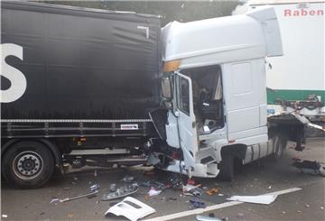 Bei dem Unfall auf der A 1 in Höhe Reeßum fuhr ein Sattelzug am Stauende auf einen anderen Laster auf. Ein Fahrer wurde dabei schwer verletzt. 