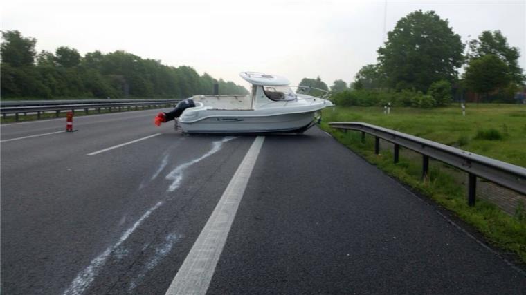 Zusammengefasst! Das war das Wochenende im nord24-Land Bei dem Unfall auf der A1 wurde ein Motorboot auf die Fahrbahn geschleudert.