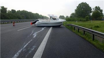 Bei dem Unfall auf der A1 wurde ein Motorboot auf die Fahrbahn geschleudert. 
