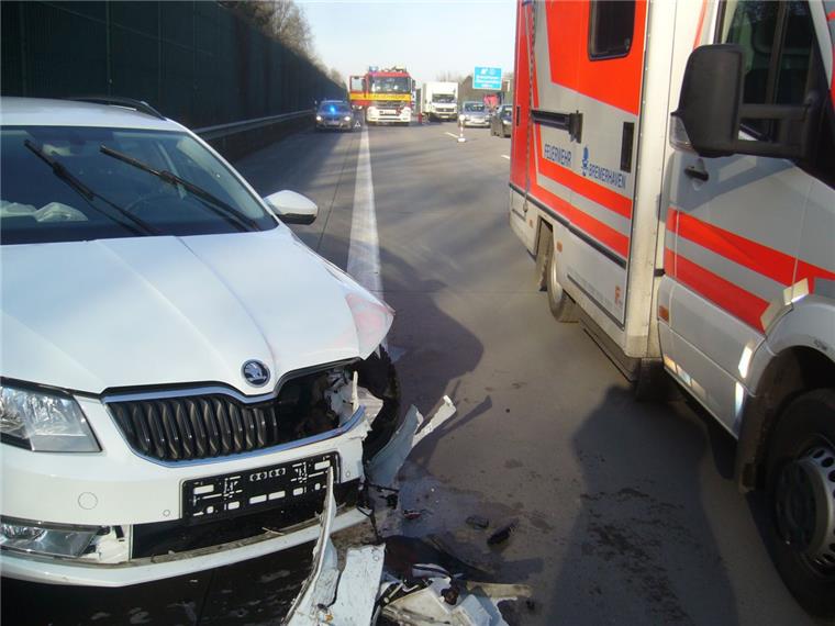 Bremerhaven: Unfall auf A27 - ein Verletzter, hoher Schaden Bei dem Unfall auf der A27 entstand an dem Skoda Totalschaden.