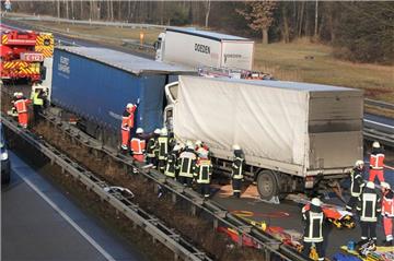 Bei dem Unfall auf der A27 verkeilten sich die beiden Lkw miteinander.