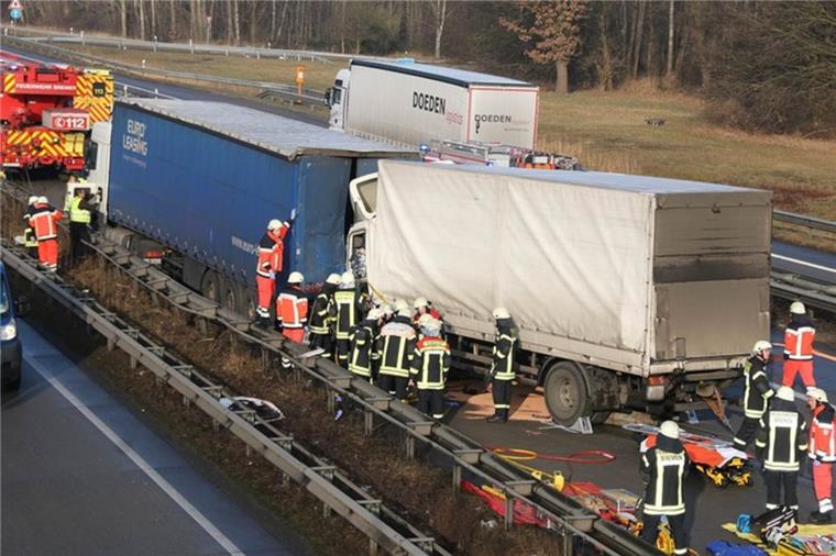 Zusammengefasst! Das war der Donnerstag im nord24-Land Bei dem Unfall auf der A27 verkeilten sich die beiden Lkw miteinander.