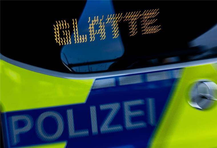 Das Wort «Glätte» steht auf der LED-Anzeige eines Polizeifahrzeugs. 