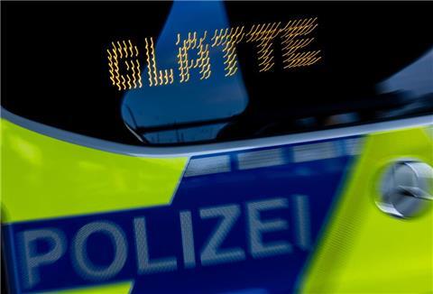 Das Wort «Glätte» steht auf der LED-Anzeige eines Polizeifahrzeugs. 