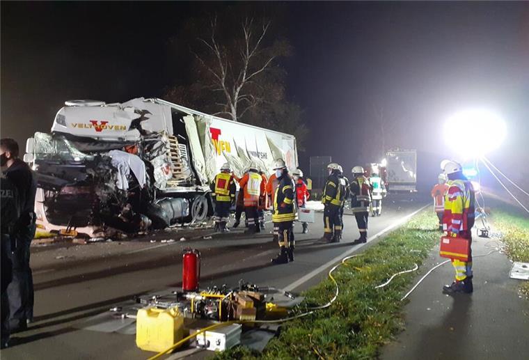 Urteil zu tödlichem Horror-Crash mit Lkw: Es war Mord aus Heimtücke Bei dem Unfall auf der Bundesstraße B6 kam 2020 ein Lkw-Fahrer ums Leben (Archivbild).