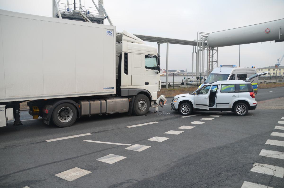 Bei dem Unfall entstand ein hoher Sachschaden, der Sattelzug durfte nur noch bis zur nächsten Werkstatt weiterfahren.