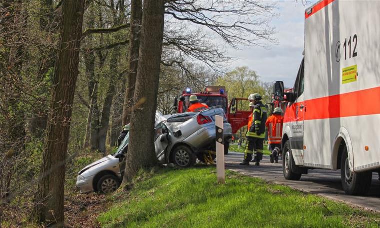 Bei dem Unfall im Kreis Rotenburg starb ein 85-jähriger Autofahrer. 