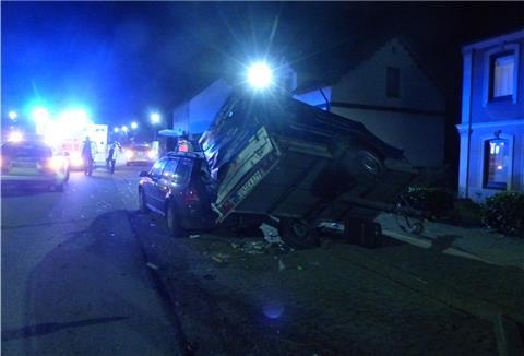 Umgestürzter Anhänger in Bad Bederkesa in der Nacht.