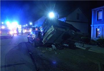 Umgestürzter Anhänger in Bad Bederkesa in der Nacht.