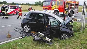 Bei dem Unfall in Sulingen verletzten sich drei Menschen schwer, zudem starb ein Hund.