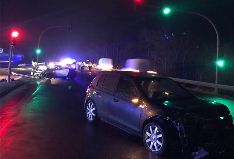Nach Unfall: B71 im Bereich Anschlussstelle Wulsdorf gesperrt Bei dem Unfall sind zwei Personen verletzt worden.