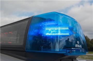 Ein Blaulicht leuchtet auf einem Polizeifahrzeug.