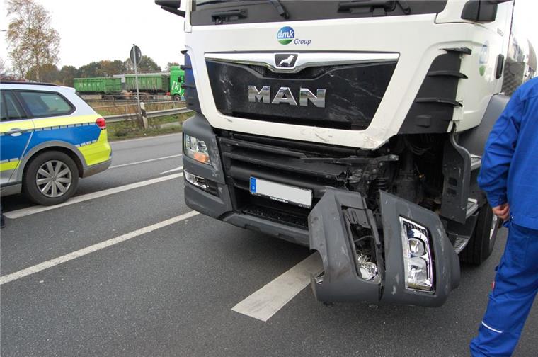 Brake: 81-Jähriger wird bei Unfall auf B212 schwer verletzt Bei dem Unfall wurde auch der Milchsammelwagen erheblich beschädigt.