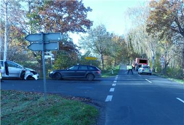 Bei dem Unfall wurde der 85-jährige Beifahrer im VW verletzt.